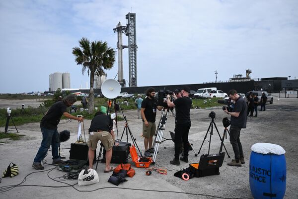Журналисты готовятся к съемке старта ракеты-носителя SpaceX Starship