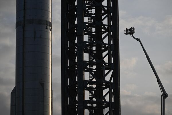 Подготовка ракеты-носителя SpaceX к старту на космодроме в Бока-Чика, Техас