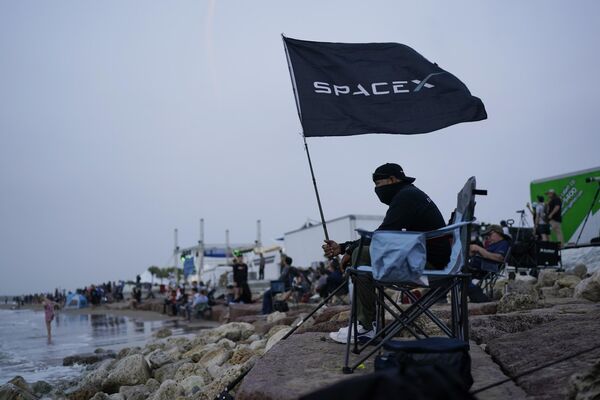 Зрители ждут старта ракеты-носителя SpaceX с ракетой Starship на космодроме в Бока-Чика, Техас
