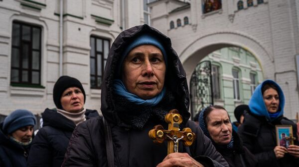 Верующие Украинской православной церкви возле монастыря Киево-Печерской лавры в Киеве
