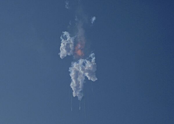Взрыв космического корабля Starship после запуска с космодрома в Техасе
