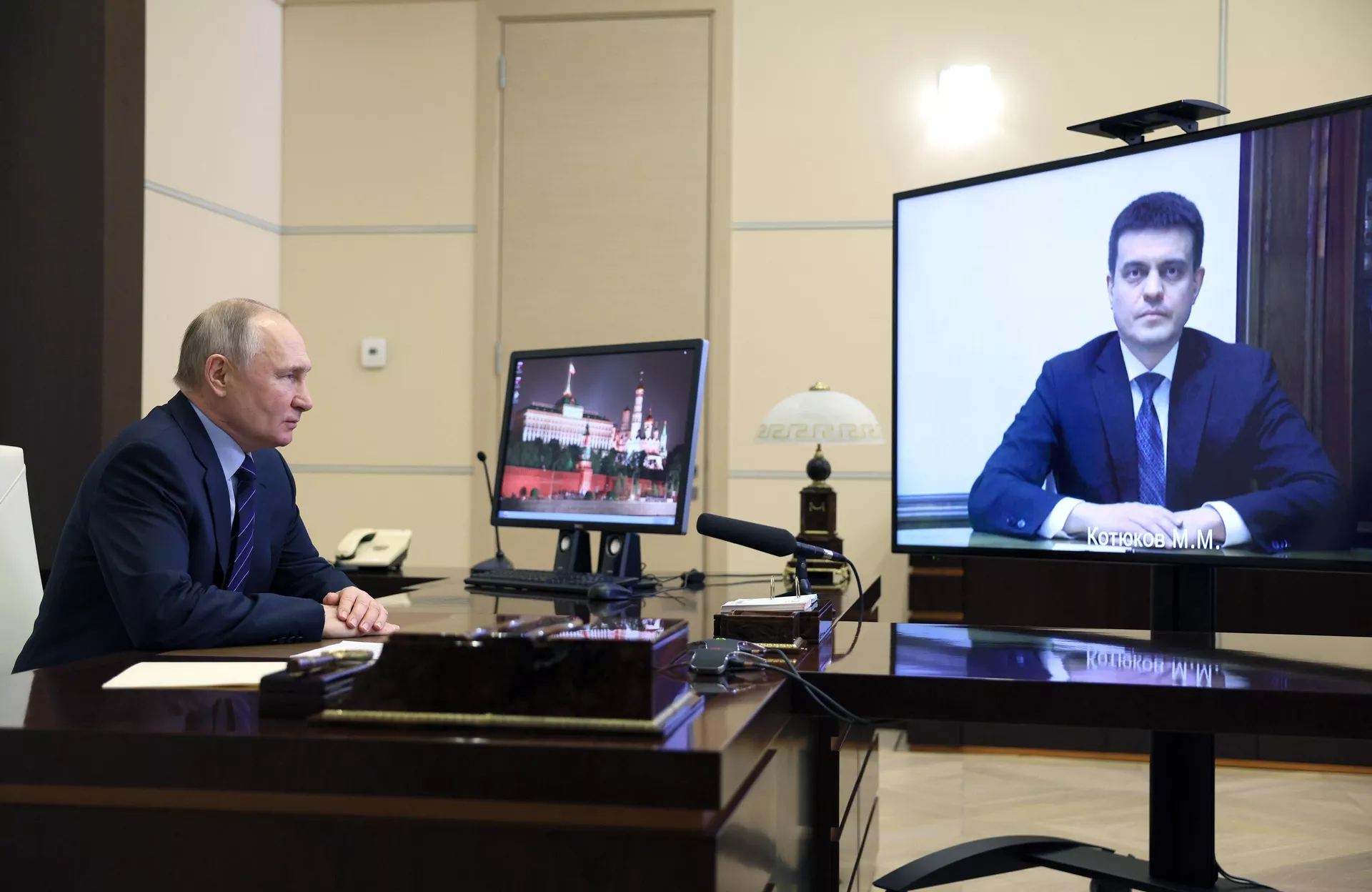 Президент РФ Владимир Путин в режиме видеоконференции проводит встречу с заместителем министра финансов РФ Михаилом Котюковым Президент РФ Владимир Путин в режиме видеоконференции проводит встречу с заместителем министра финансов РФ Михаилом Котюковым - РИА Новости, 1920, 20.04.2023