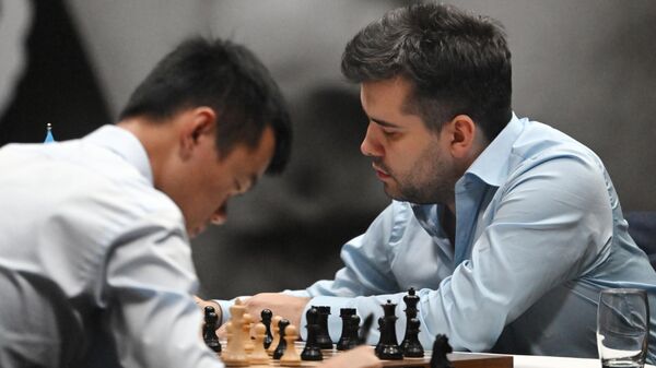 Гроссмейстеры Дин Лижэнь (Китай) и Ян Непомнящий (Россия)