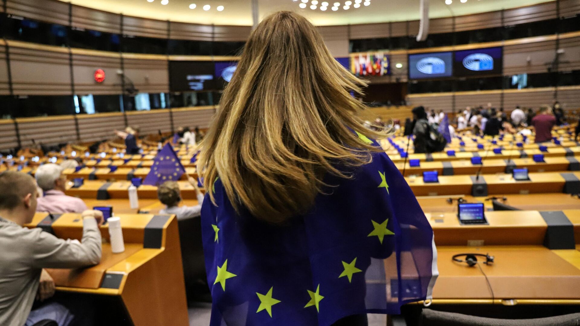 Посетительница с флагом ЕС в Европейском парламенте в Брюсселе во время дня открытых дверей - РИА Новости, 1920, 21.04.2023