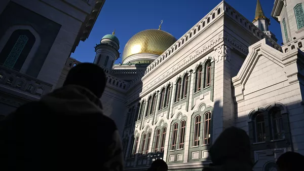 Верующие у Московской соборной мечети