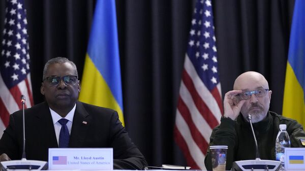 Министр обороны США Ллойд Остин и министр обороны Украины Алексей Резников на открытии заседания контактной группы по Украине на авиабазе Рамштайн