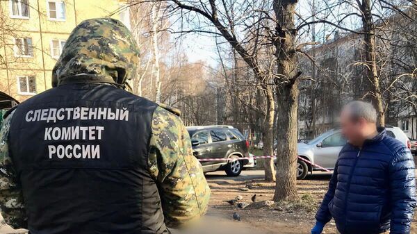 Сотрудник СК РФ на месте убийства двух местных жителей в Ижевске. 20 апреля 2023