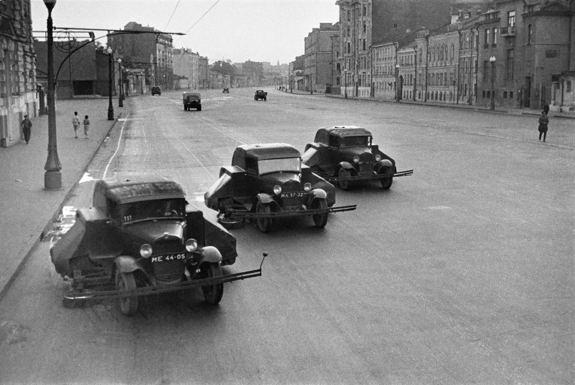 Уборка московских улиц. Подметально-уборочные ПУ-5на шасси ГАЗ-ММ, 1938 год - РИА Новости, 1920, 21.04.2023