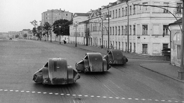 Уборка московских улиц. Подметально-уборочные машины ПУ-5 на шасси ГАЗ-АА/ММ предназначены для очистки проезжей части города.1938 год