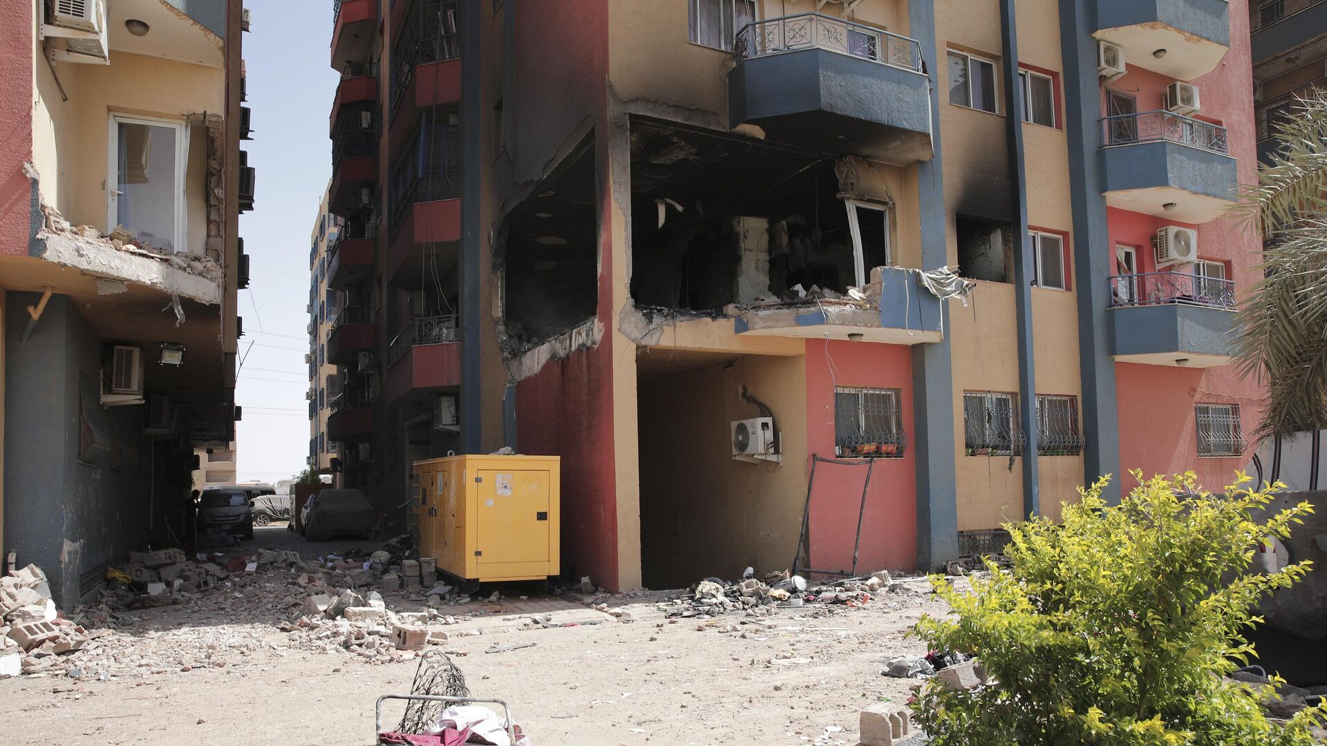 Жилые дома, поврежденные в ходе столкновений в Хартуме, Судан - РИА Новости, 1920, 21.04.2023