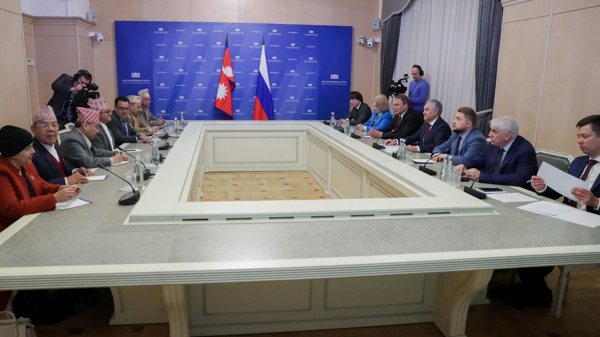 Председатель Государственной Думы Вячеслав Володин и Председатель Национального собрания Федерального Парламента Непала Ганеш Прасад Тимилсина во время встречи - РИА Новости, 1920, 21.04.2023