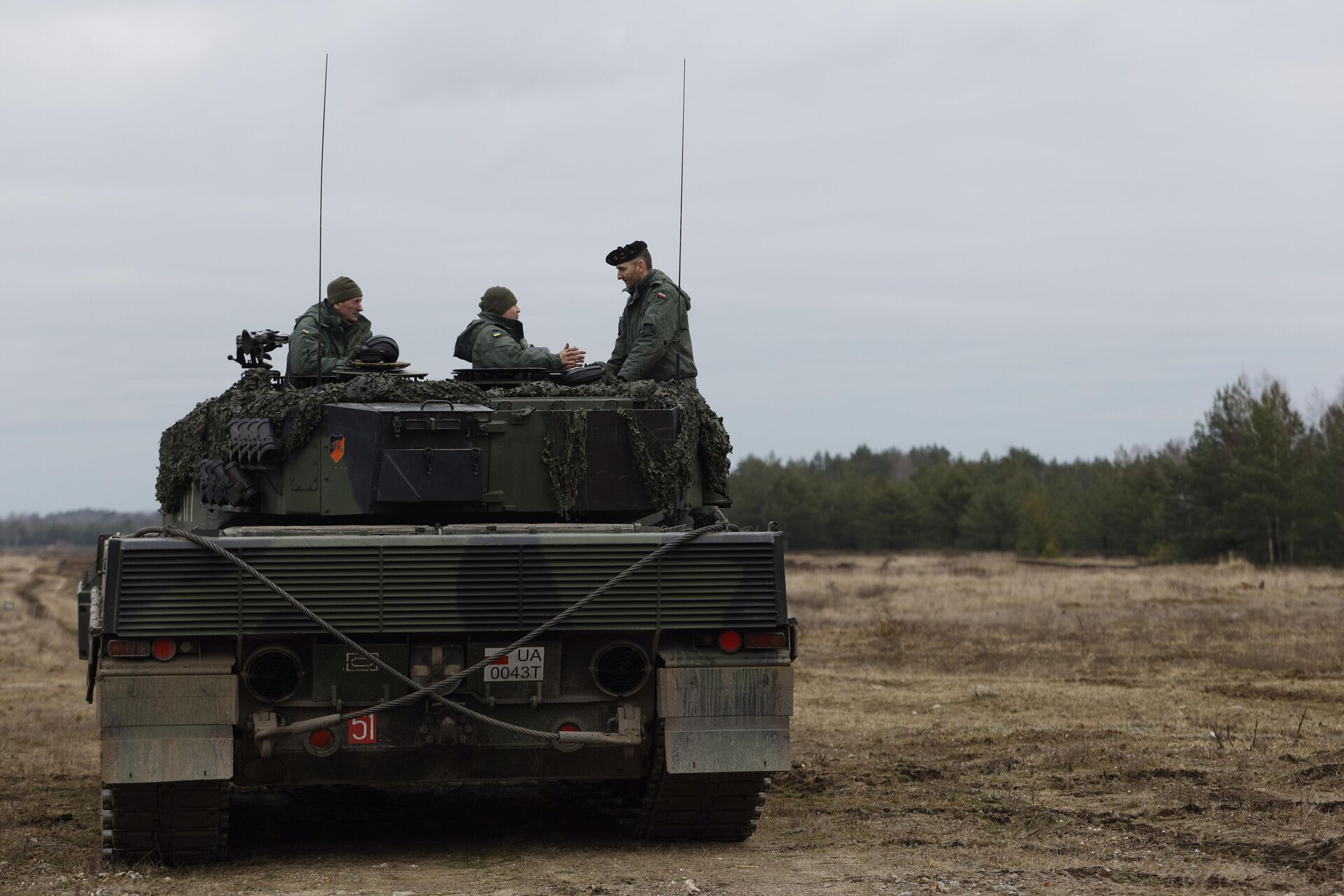 Украинские и польские солдаты на танке Leopard 2 во время учений на военной базе в Свентошуве, Польша - РИА Новости, 1920, 27.04.2023