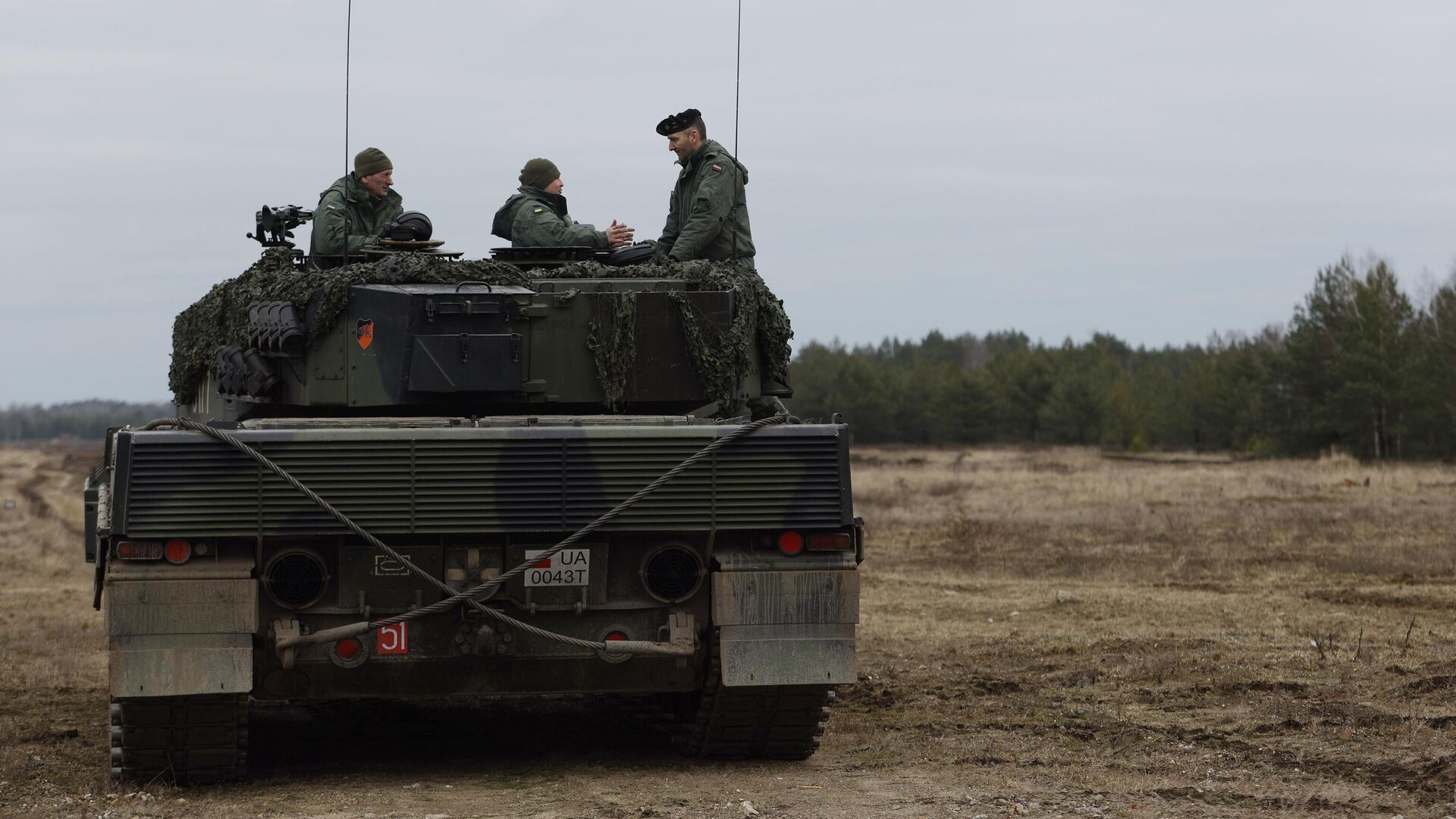 Украинские и польские солдаты на танке Leopard 2 во время учений  - РИА Новости, 1920, 03.07.2023