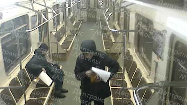 Жители Москвы, расклеивающие в вагоне электропоезда метро незаконную рекламу с надписями, содержащими признаки пропаганды и незаконной рекламы наркотических средств