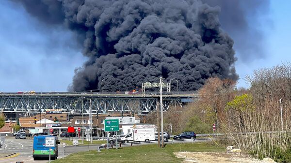Горящий бензовоз на мосту в американском штате Коннектикут