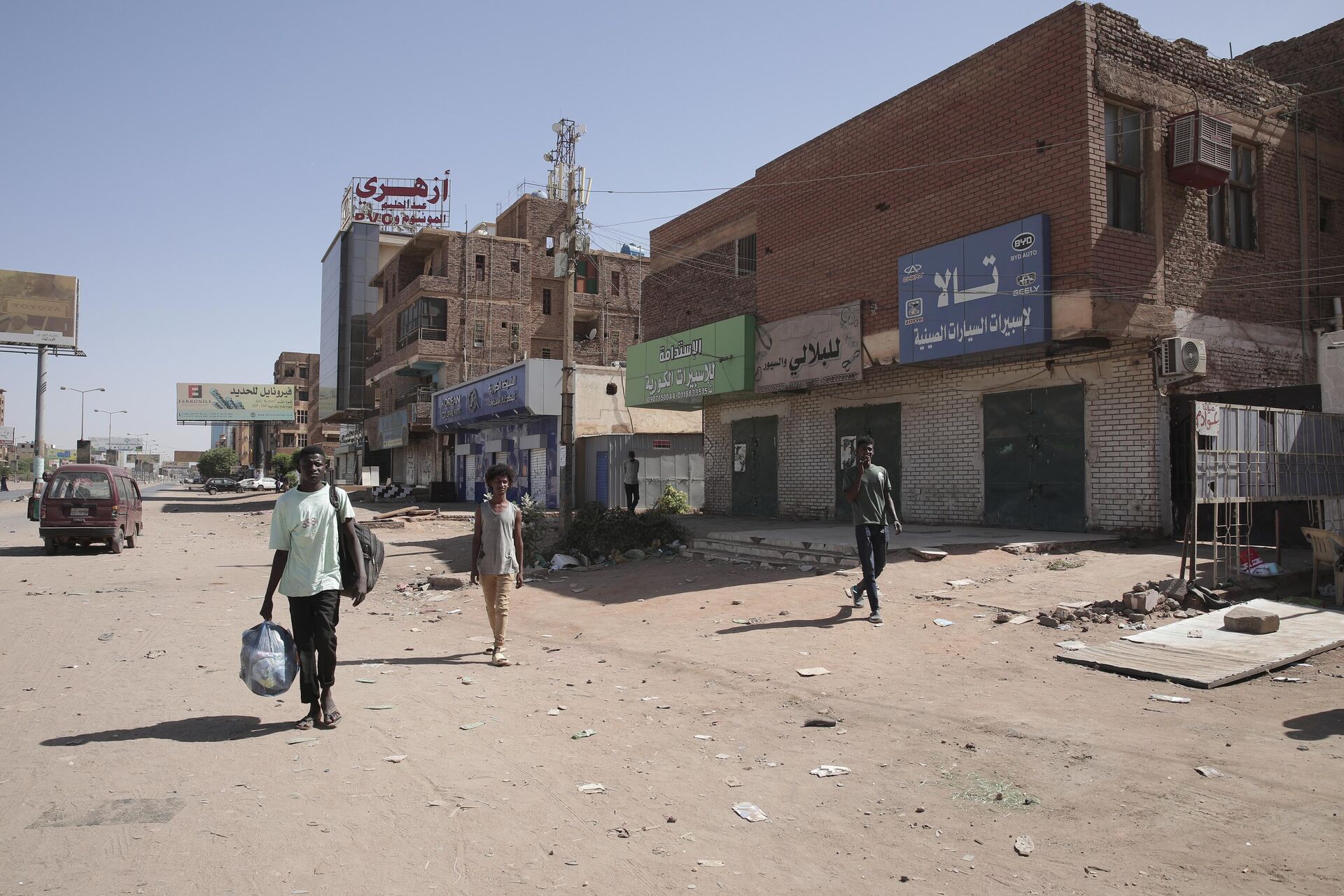 Люди проходят мимо магазинов, закрытых из-за боевых действий. Хартум, Судан - РИА Новости, 1920, 05.03.2024