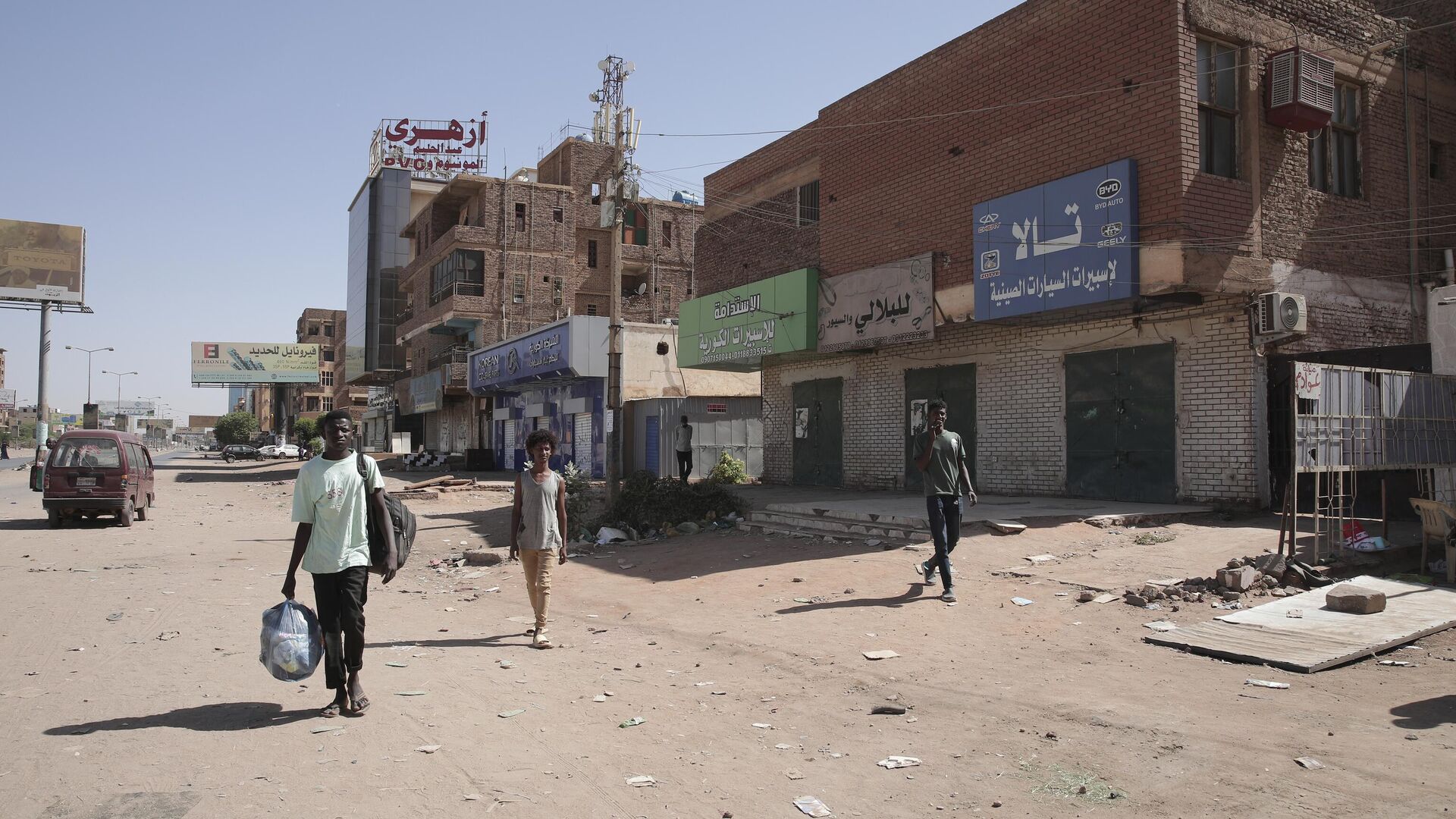 Люди проходят мимо магазинов, закрытых из-за боевых действий. Хартум, Судан - РИА Новости, 1920, 20.05.2023