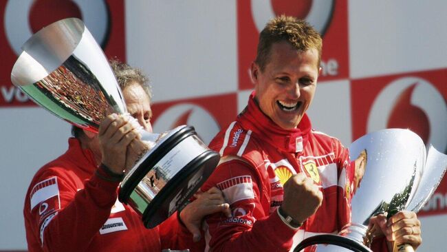 Легенда Формулы-1 Михаэль Шумахер (справа)