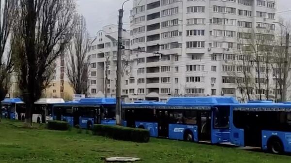 Эвакуация жителей домов, расположенных рядом с местом обнаружения взрывоопасного предмета, в Белгороде. Кадр видео