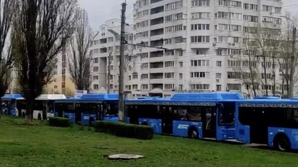 Эвакуация жителей домов, расположенных рядом с местом обнаружения взрывоопасного предмета, в Белгороде. Кадр видео