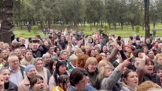 Участники акции протеста в Кривом Роге, Украина. Кадр видео