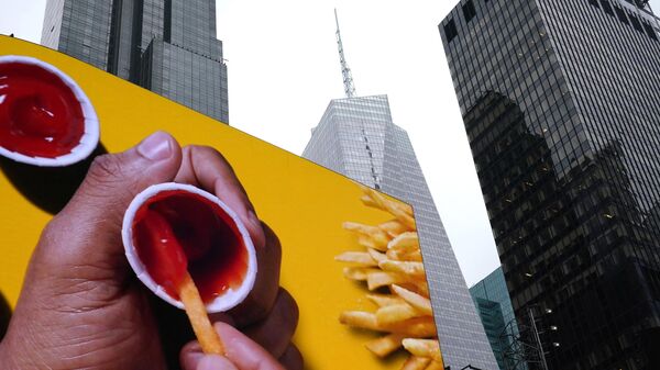 Билборд с рекламой фастфуда на Таймс-сквер в Нью-Йорке