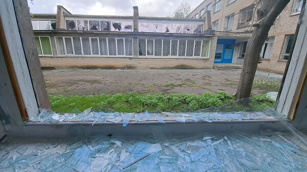 Последствия обстрела со стороны ВСУ школы в Донецке. Архивное фото