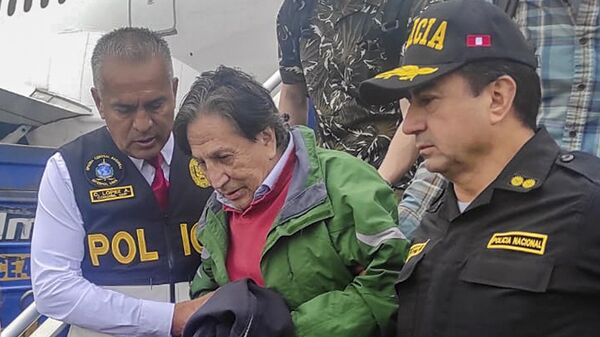 Сотрудники полиции сопровождают экс-президента Перу Алехандро Толедо в аэропорту Лимы