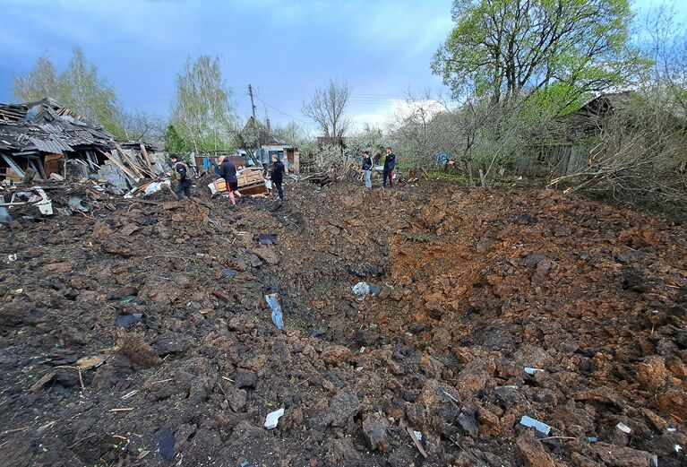 Воронка после обстрела ВСУ Киевского района Донецка