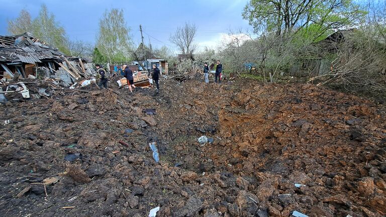 Воронка после обстрела ВСУ Киевского района Донецка