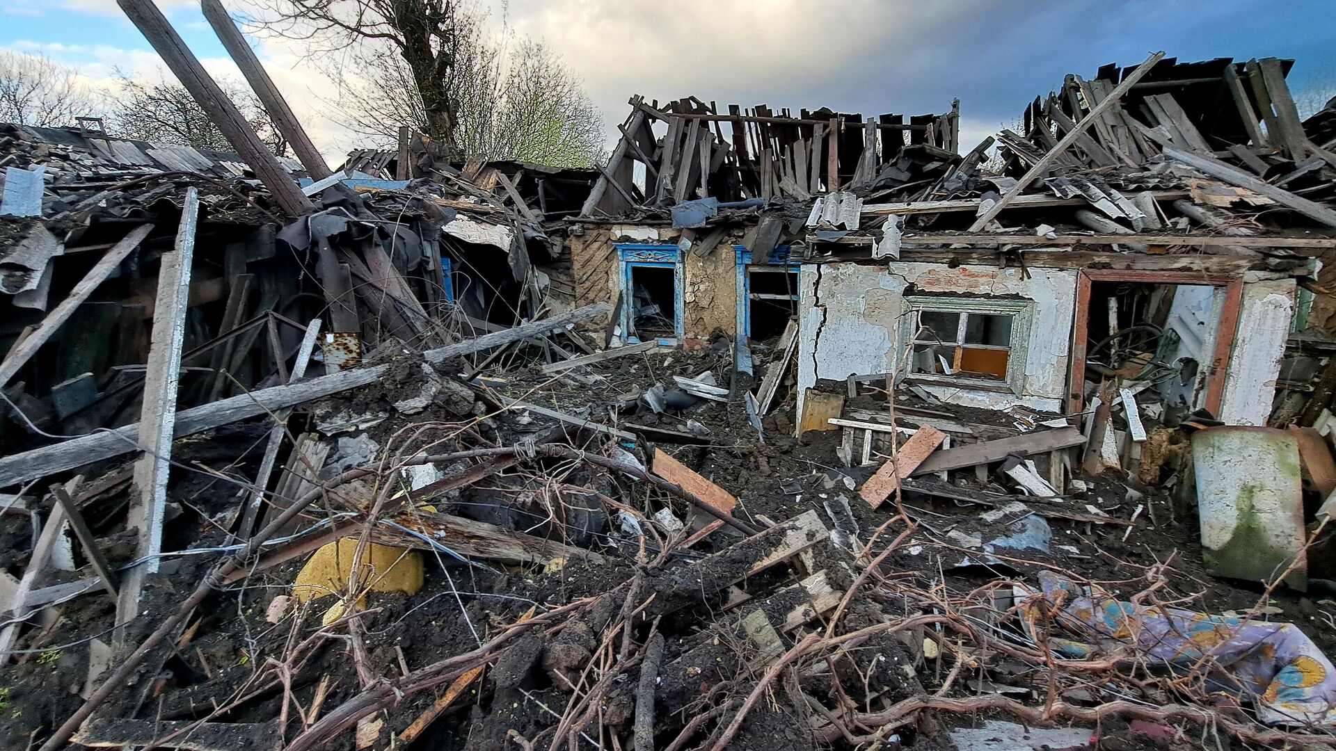 Жилой дом, разрушенный в результате обстрела ВСУ Донецка - РИА Новости, 1920, 16.05.2023