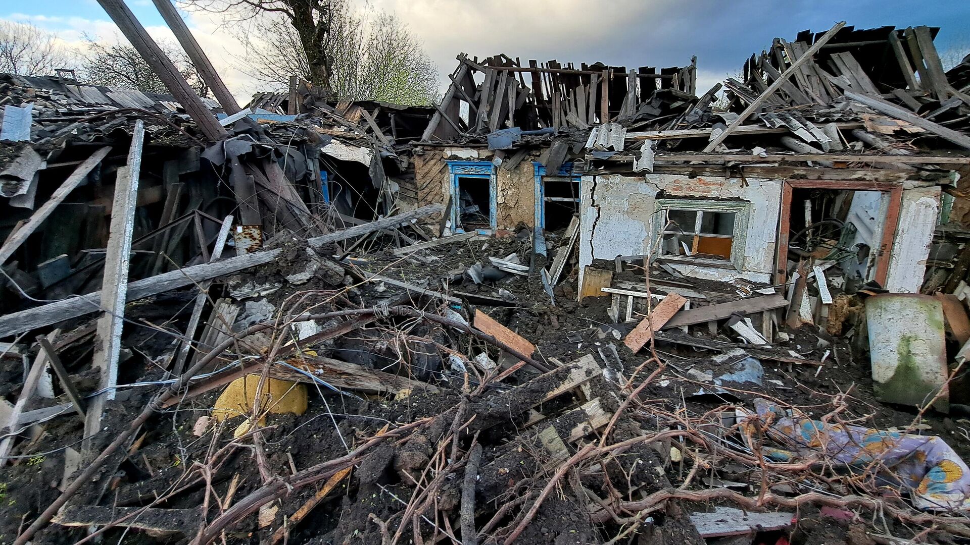 Жилой дом, разрушенный в результате обстрела ВСУ Донецка - РИА Новости, 1920, 16.05.2023