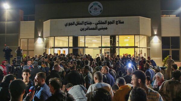 Люди прибывают на военный аэродром для эвакуации из Судана