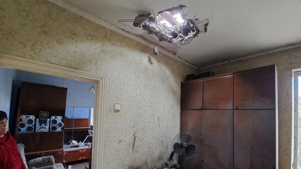 Отверстие в потолке одной из комнат жилого дома, частично разрушенного в результате обстрела ВСУ Петровского района Донецка