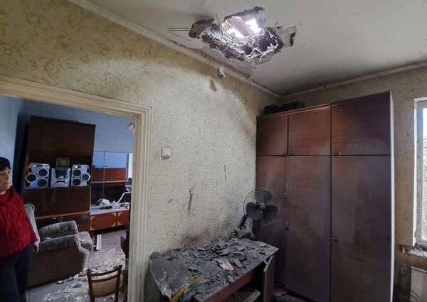 Отверстие в потолке одной из комнат жилого дома, частично разрушенного в результате обстрела ВСУ Петровского района Донецка