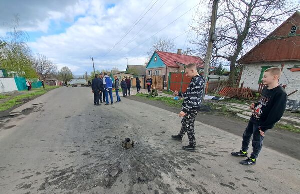 Фрагмент снаряда на месте обстрела со стороны ВСУ в поселке Нижняя Крынка в Советском районе Донецкой народной республики