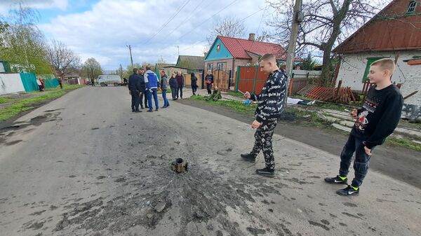 Фрагмент снаряда на месте обстрела со стороны ВСУ в поселке Нижняя Крынка в Советском районе Донецкой народной республики