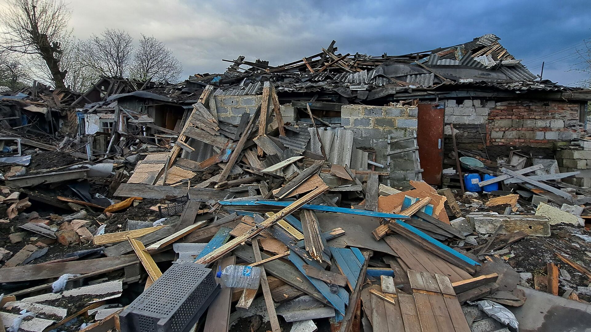 Жилой дом, разрушенный в результате обстрела Донецка - РИА Новости, 1920, 28.04.2023