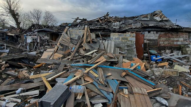 Жилой дом, разрушенный в результате обстрела ВСУ Донецка
