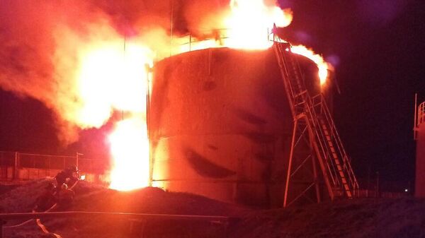 Пожар на нефтебазе в городе Ровеньки ЛНР
