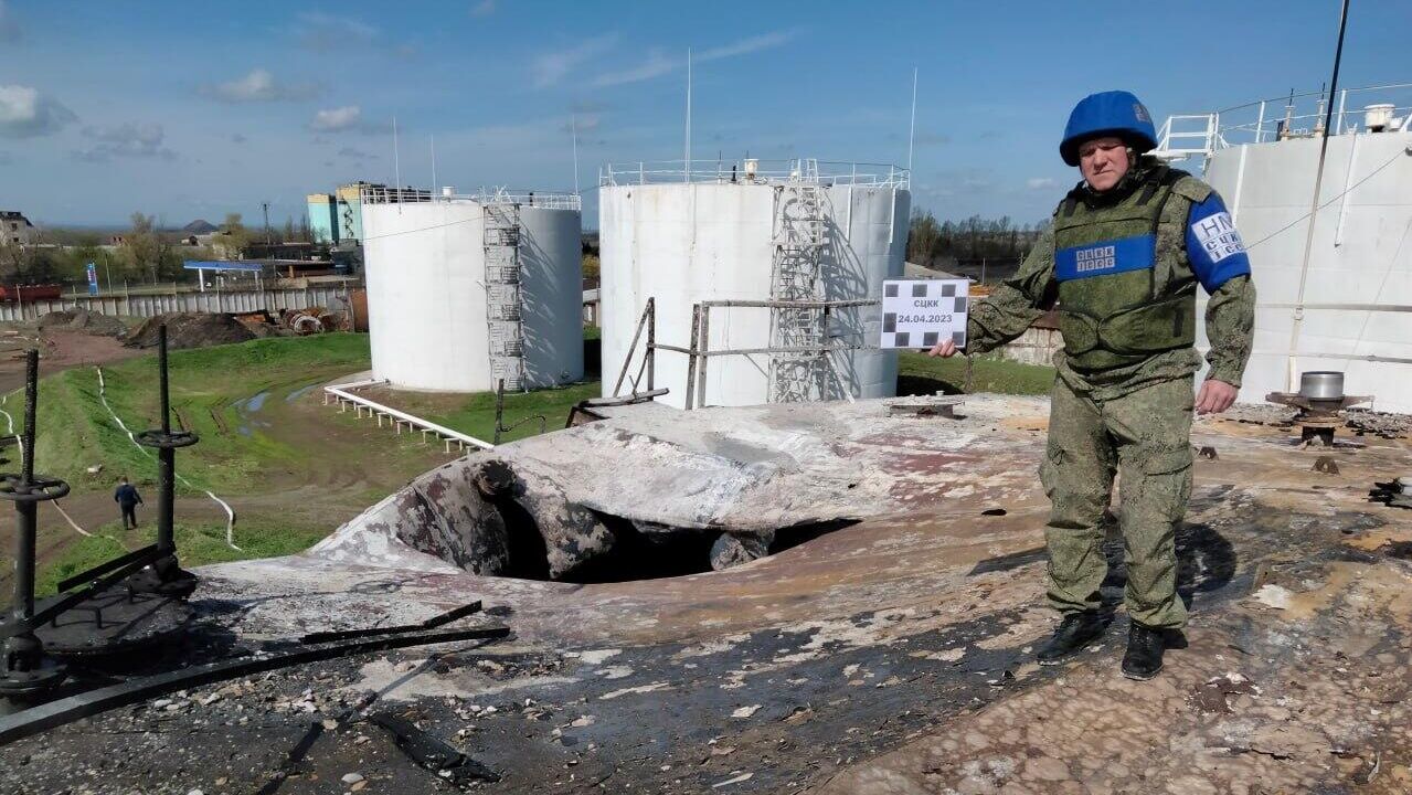 Последствия удара по нефтебазе в городе Ровеньки (ЛНР)  - РИА Новости, 1920, 24.04.2023