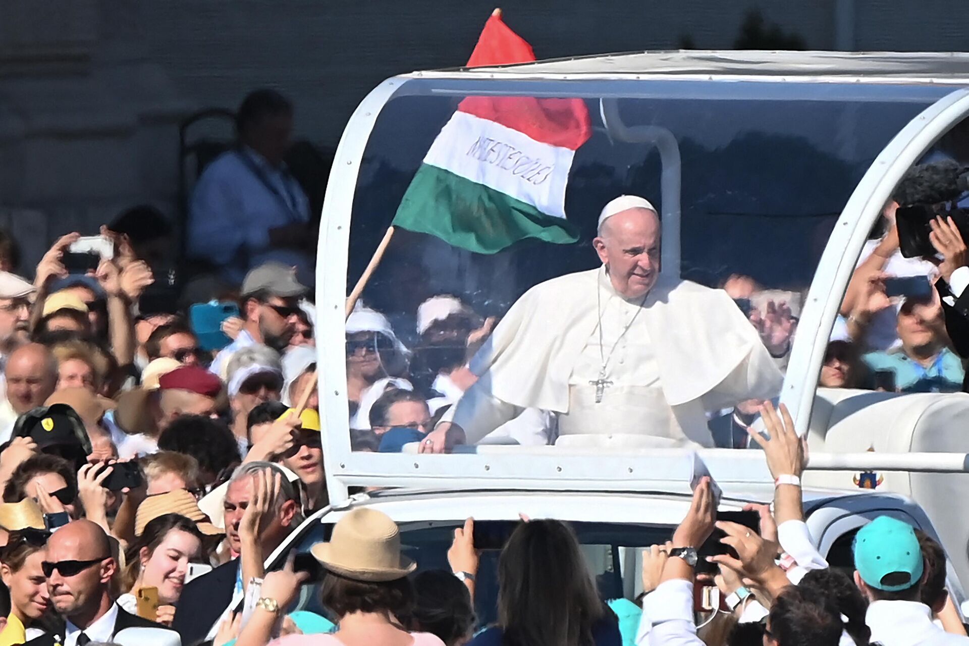 Папа Франциск приветствует верующих перед Святой Мессой во время завершения Международного Евхаристического конгресса в Будапеште, 12 сентября 2021 года - РИА Новости, 1920, 24.04.2023