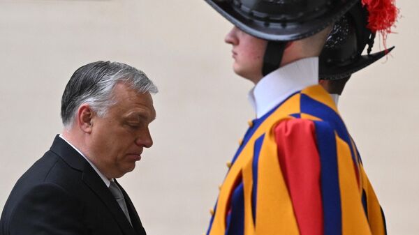 Премьер-министр Венгрии Виктор Орбан прибывает на частную аудиенцию к папе римскому в Ватикане, 21 апреля 2022 года