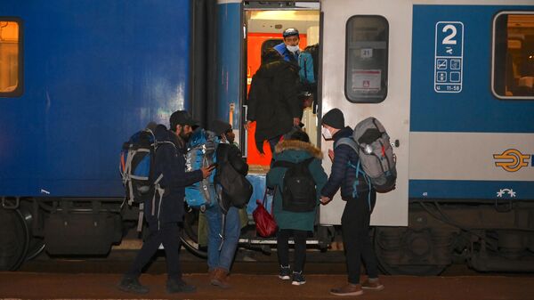 Украинские беженцы садятся в поезд, идущий в Будапешт