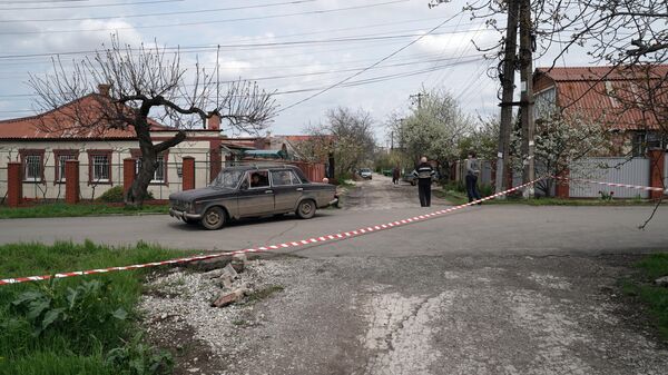 Сигнальные ленты ограждают место падения украинского беспилотного летательного аппарата в Мариуполе