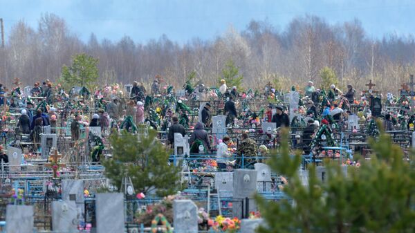 Жители города Тара Омской области на кладбище в День поминовения (Радоница)