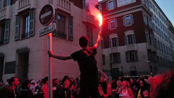 Акция протеста в Ницце, приуроченная к годовщине переизбрания президента Франции Эммануэля Макрона