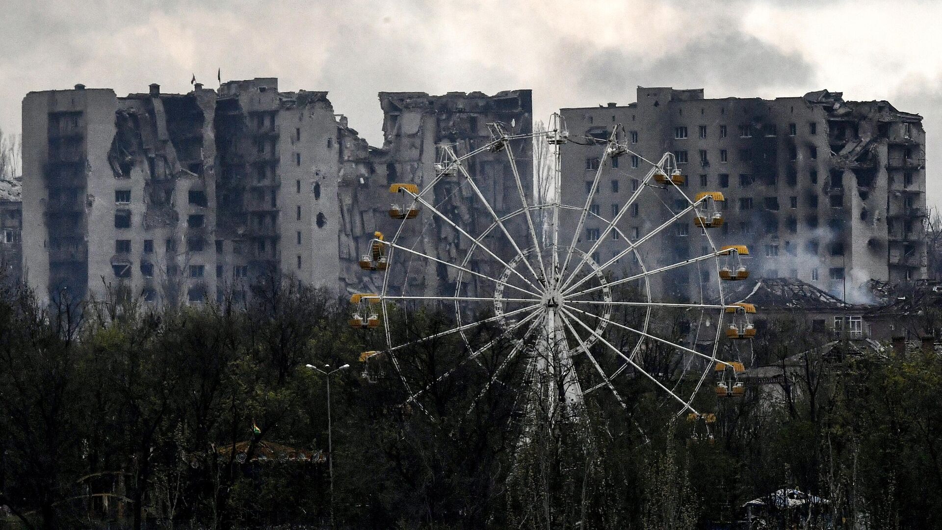 Поврежденные многоэтажные дома в западной части Артемовска - РИА Новости, 1920, 17.05.2023