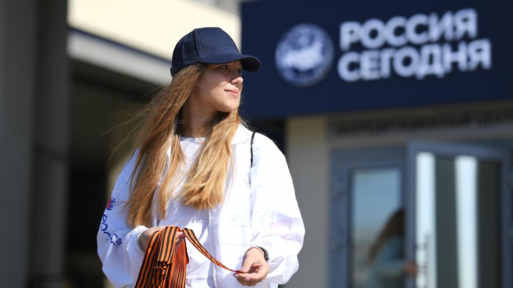 © РИА Новости / Светлана Шевченко Перейти в медиабанк<br>Волонтер раздает георгиевские ленточки на Зубовском бульваре в Москве в рамках ежегодной акции 