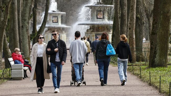 Люди прогуливаются